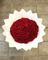 Een bericht met rode rozen